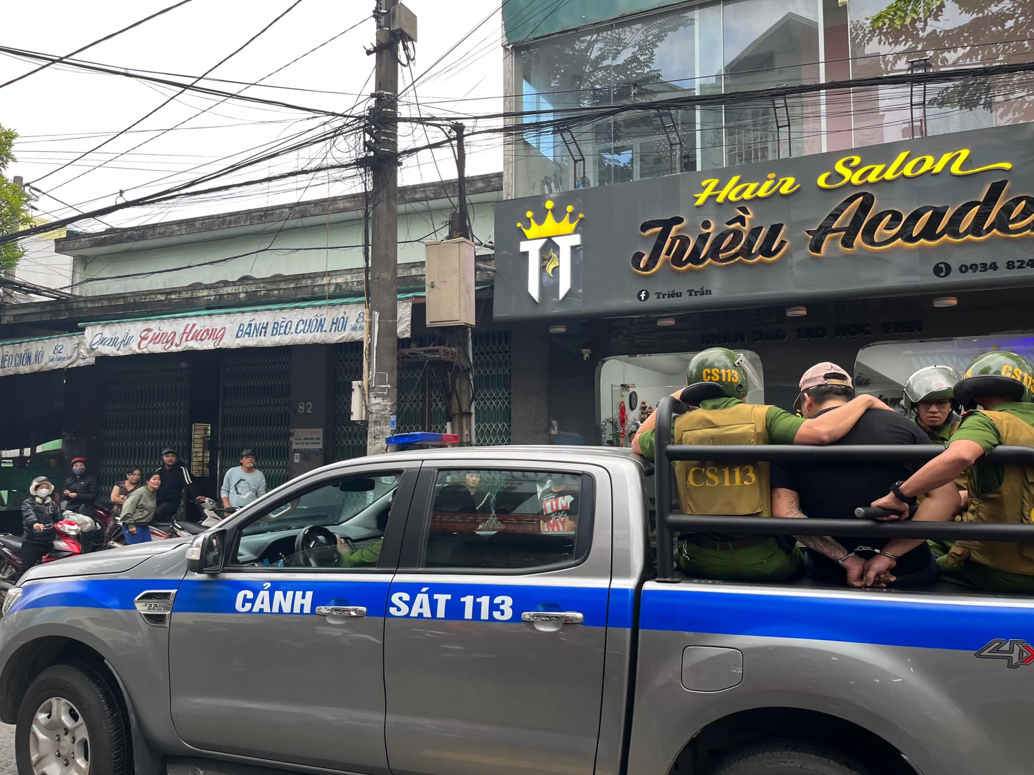 Cảnh sát 113 khống chế đối tượng cầm hung khí chặn đánh người dân đi trên đường tại trung tâm thành phố Quảng Ngãi