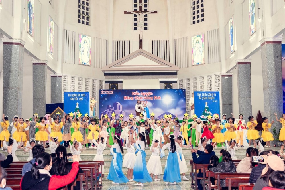 Công an thành phố Quảng Ngãi bảo đảm ANTT cho người dân, tín đồ theo đạo có một mùa giáng sinh 2023 an lành, hạnh phúc