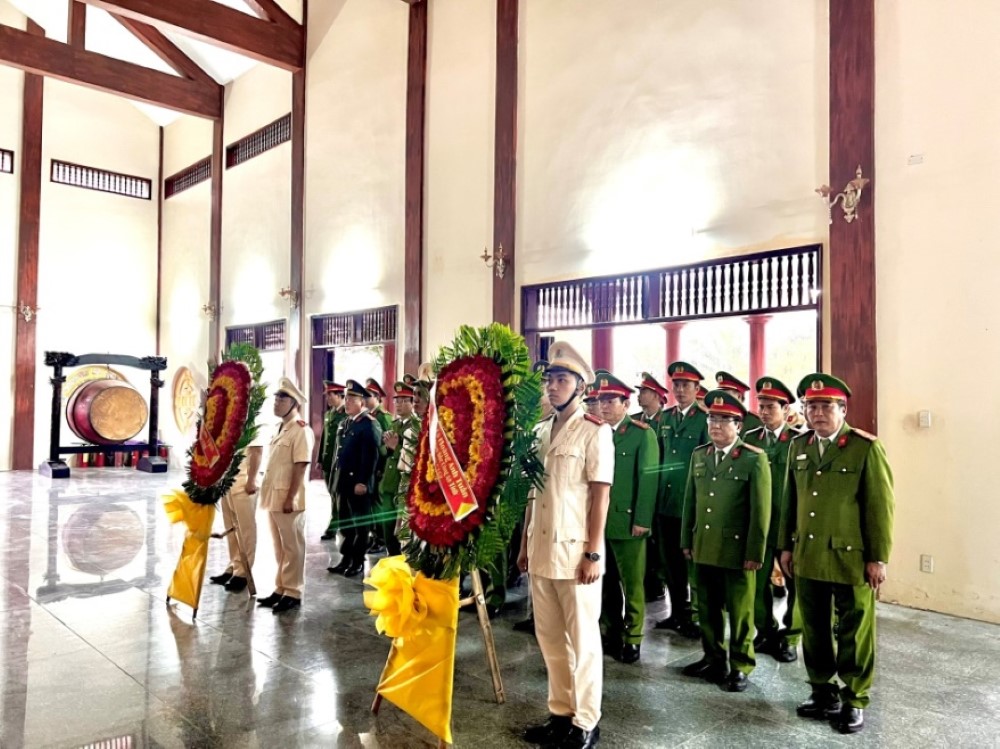 Công an huyện Sơn Tịnh tổ chức Lễ dâng hoa, dâng hương tại Đền tưởng niệm liệt sĩ huyện