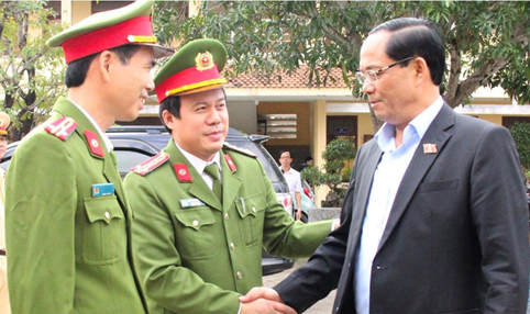 Thượng tướng Trần Quang Phương - Phó Chủ tịch Quốc hội thăm, chúc Tết cán bộ, chiến sĩ Công an huyện Bình Sơn