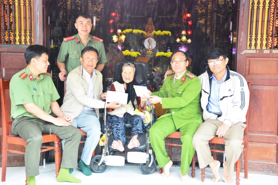 Sơn Tịnh: Thăm hỏi, tặng quà Mẹ Việt Nam anh hùng Cao Thị Mọi