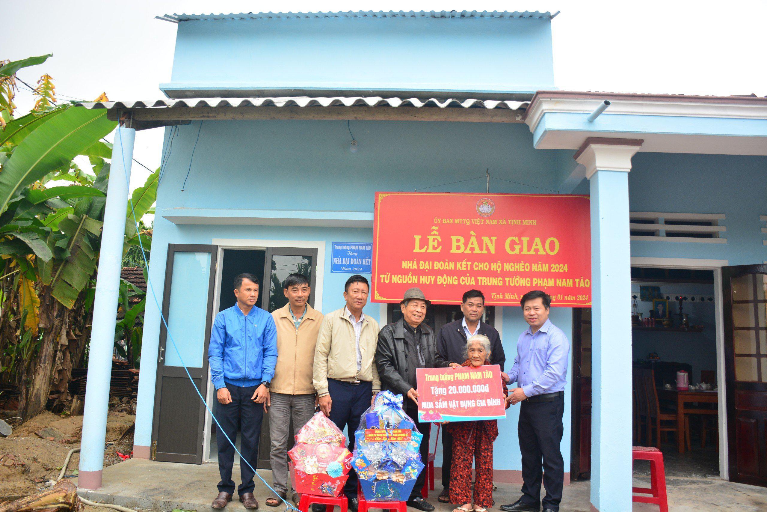 Trung tướng Phạm Nam Tào trao tặng Nhà Đại đoàn kết cho 02 hộ nghèo tại huyện Sơn Tịnh