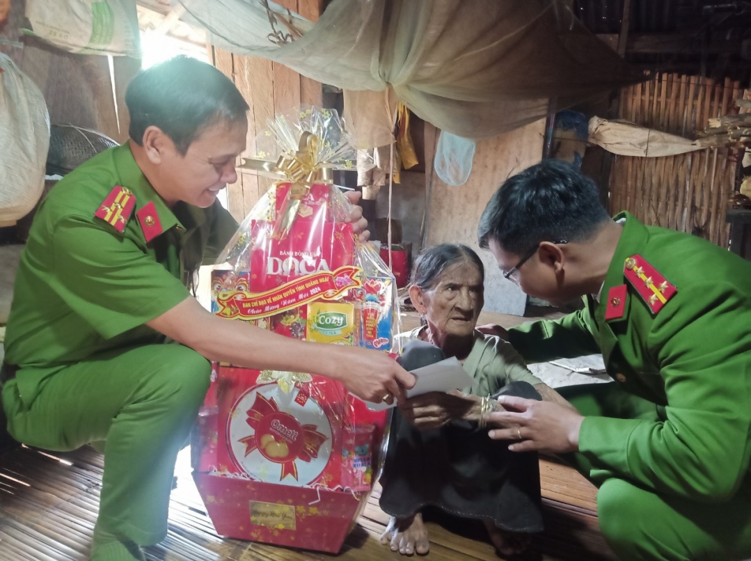 Ban Chỉ đạo về nhân quyền huyện Sơn Tây thăm, tặng quà nhân dịp Tết Nguyên đán