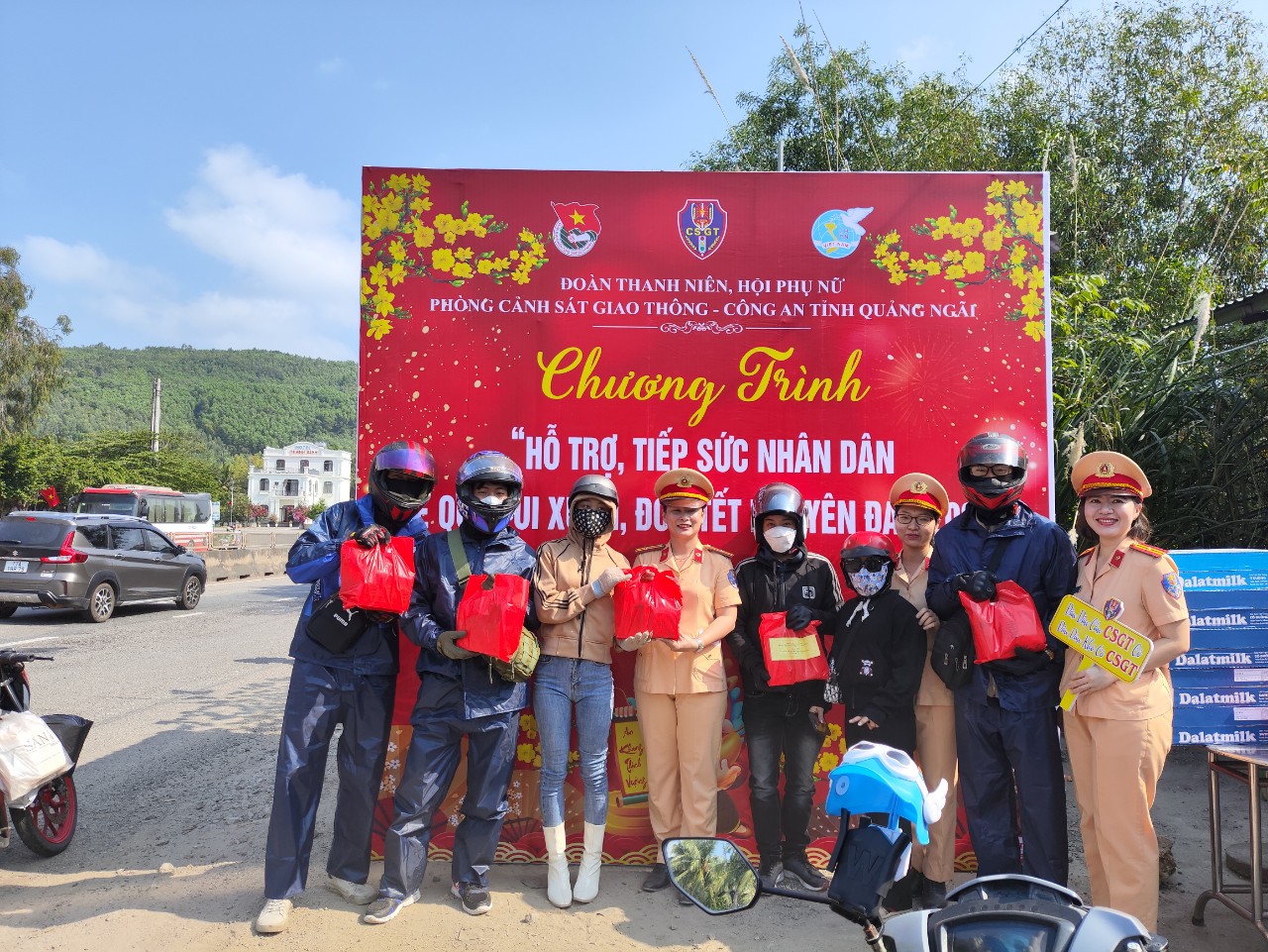 Cảnh sát giao thông Công an tỉnh Quảng Ngãi hỗ trợ người dân về quê đón Tết