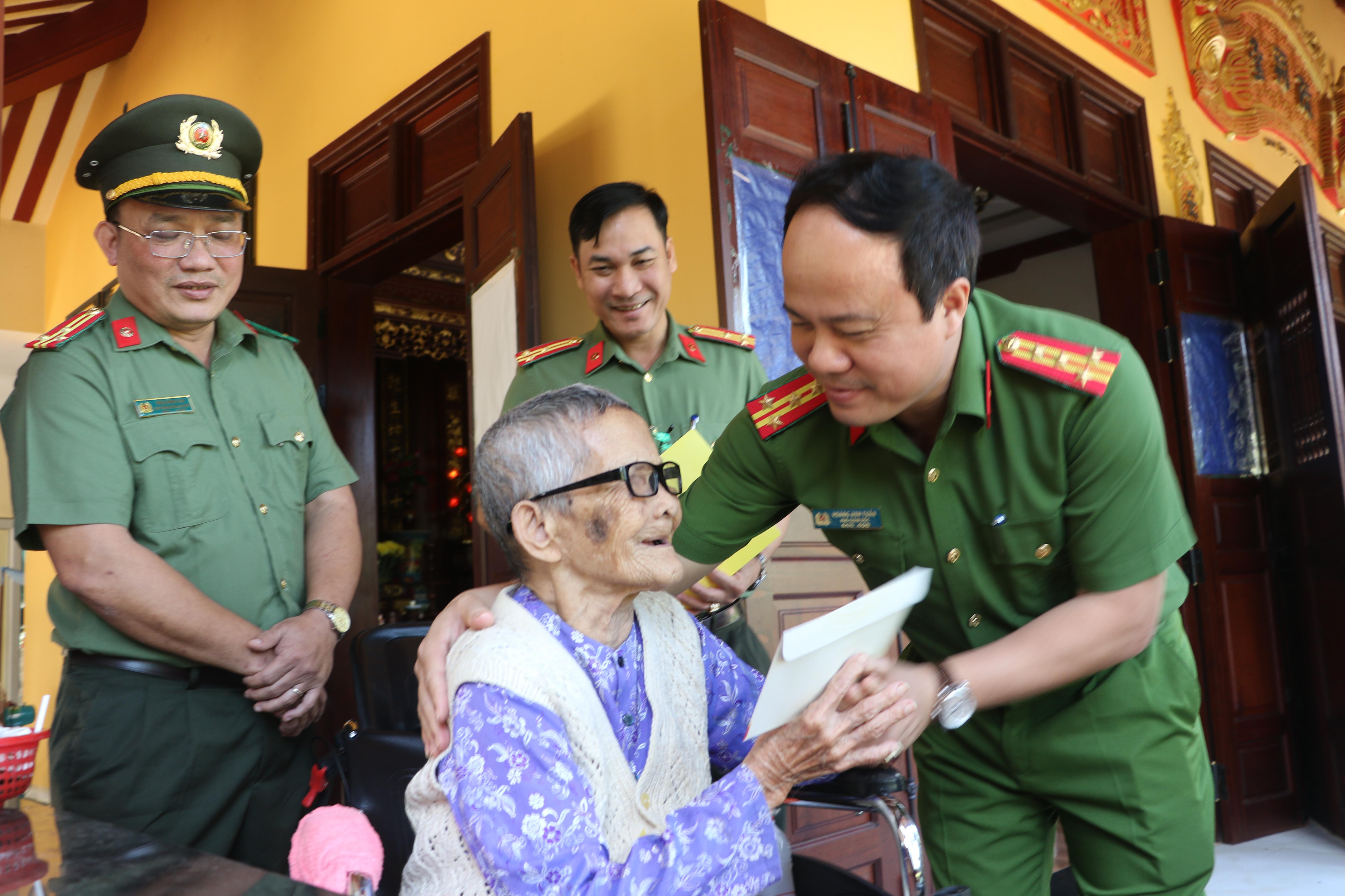 Công an tỉnh Quảng Ngãi tổ chức nhiều hoạt động thăm, viếng, tặng quà nhân dịp Tết 2024