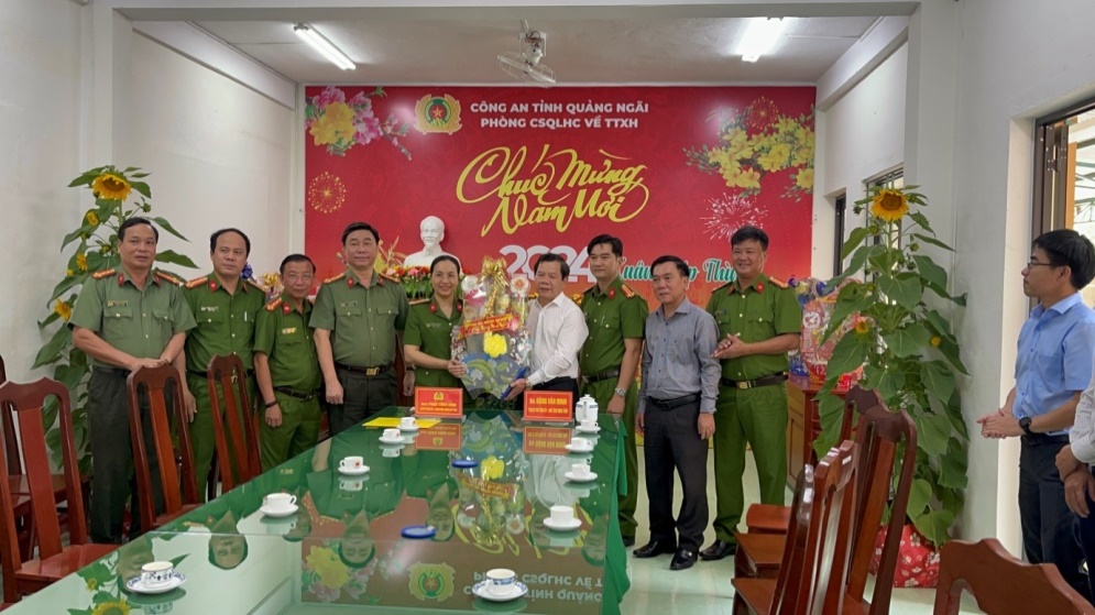 Chủ tịch UBND tỉnh thăm chúc Tết Phòng Cảnh sát Quản lý hành chính về trật tự xã hội Công an tỉnh Quảng Ngãi