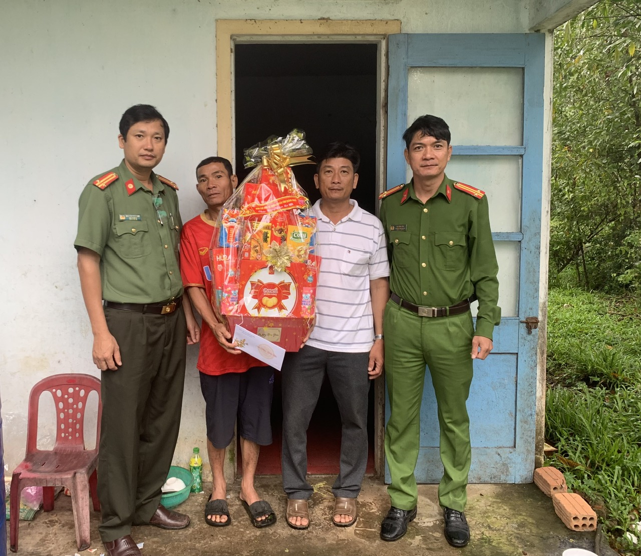 Ban Chỉ đạo Nhân quyền tỉnh Quảng Ngãi thăm, tặng quà nhân dịp Tết Nguyên đán Giáp Thìn năm 2024 trên địa bàn huyện Sơn Tịnh