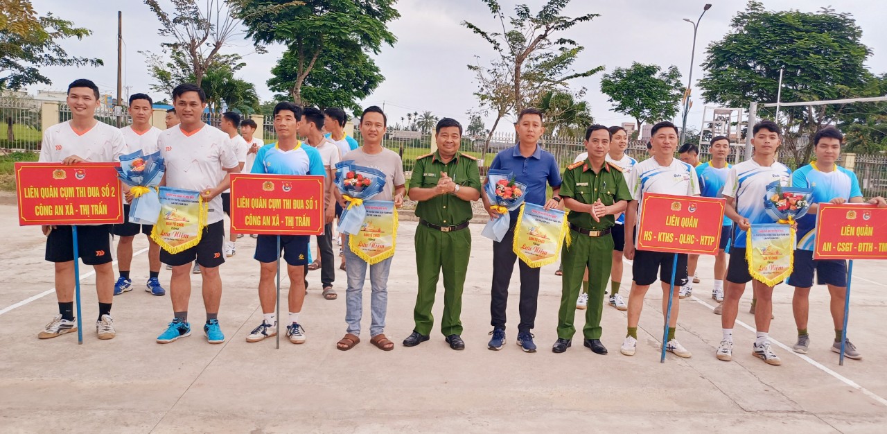 Công an huyện Mộ Đức khai mạc giải bóng chuyền truyền thống chào mừng kỷ niệm 93 năm Ngày thành lập Đoàn TNCS Hồ Chí Minh