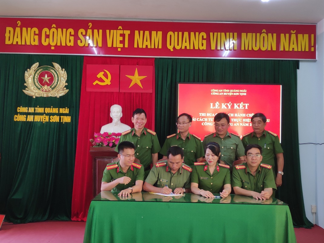 Công an huyện Sơn Tịnh tổ chức Lễ ký kết thi đua năm 2024