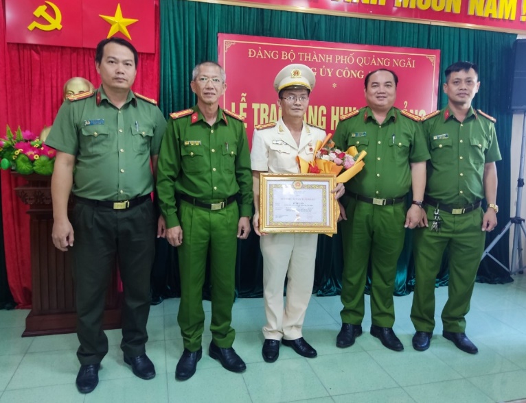 TP. Quảng Ngãi: Tổ chức Lễ trao tặng huy hiệu 30 năm tuổi Đảng