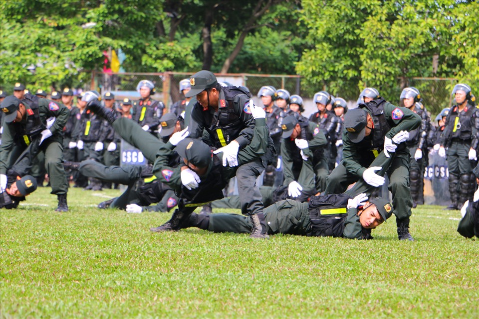 Cảnh sát cơ động Công an tỉnh Quảng Ngãi thực hiện lời dạy “Thức cho dân ngủ ngon, gác cho dân vui chơi”