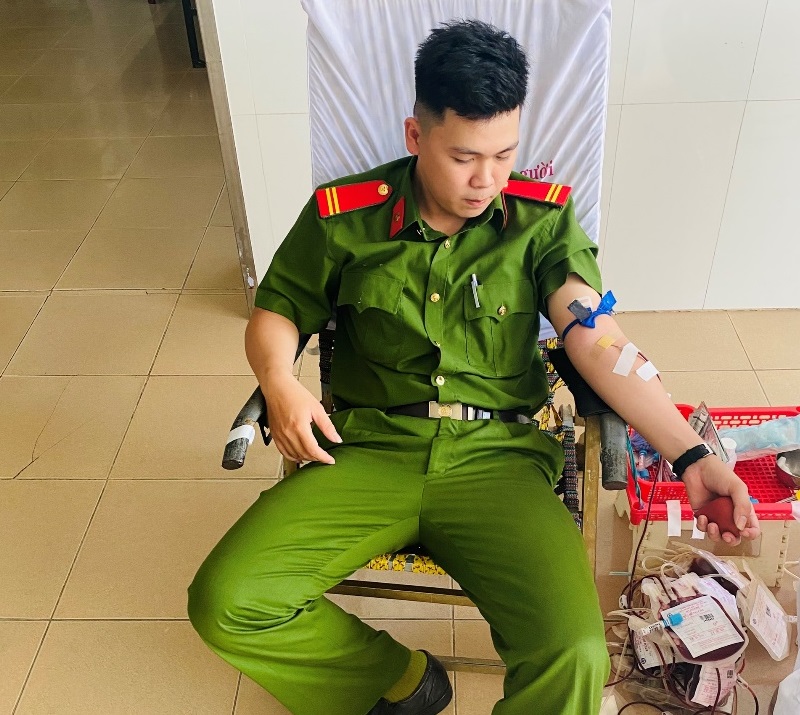 Tuổi trẻ Công an thành phố Quảng Ngãi kịp thời hiến máu cấp cứu người bệnh