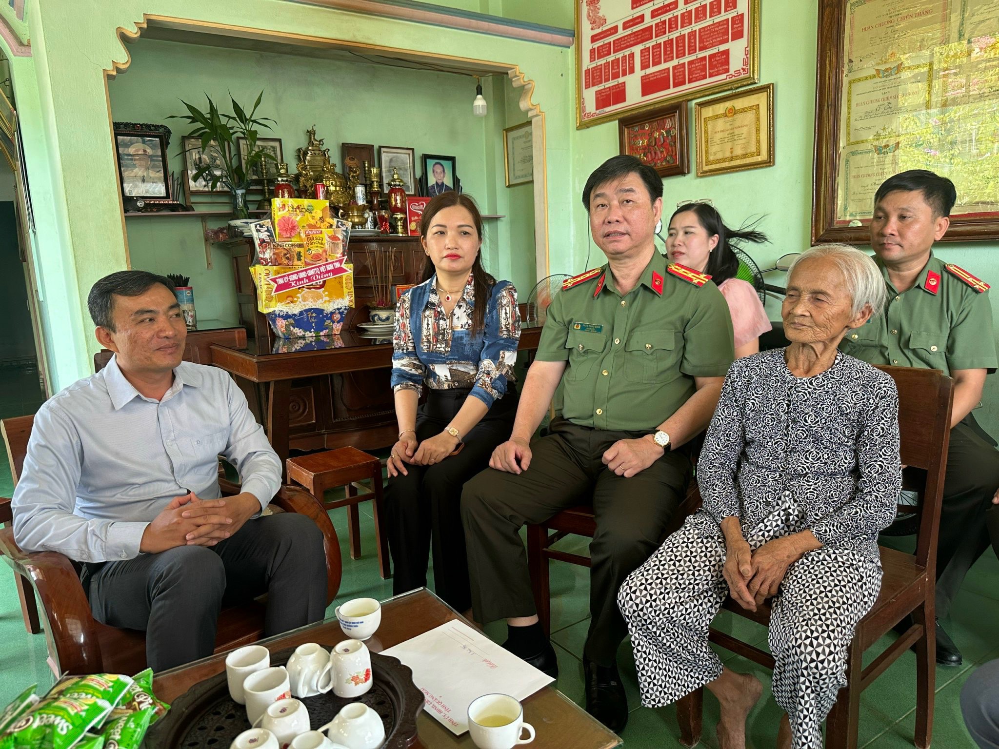 Giám đốc Công an tỉnh thăm, tặng quà thân nhân gia đình các chiến sĩ tham gia chiến dịch Điện Biên Phủ