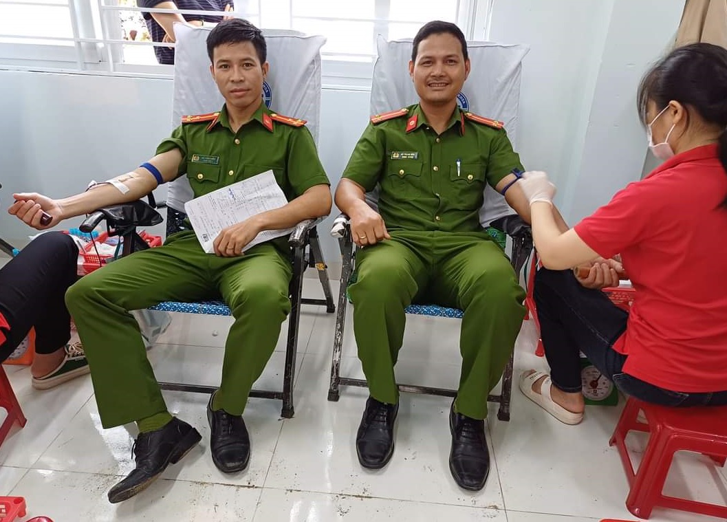 Cán bộ, chiến sĩ Công an huyện Trà Bồng tham gia hiến máu tình nguyện đợt 1/2024