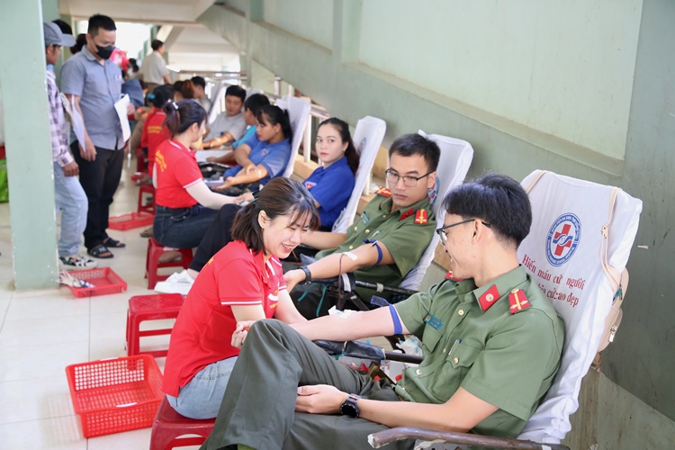 Công an huyện Sơn Tây tham gia hiến máu tình nguyện năm 2024