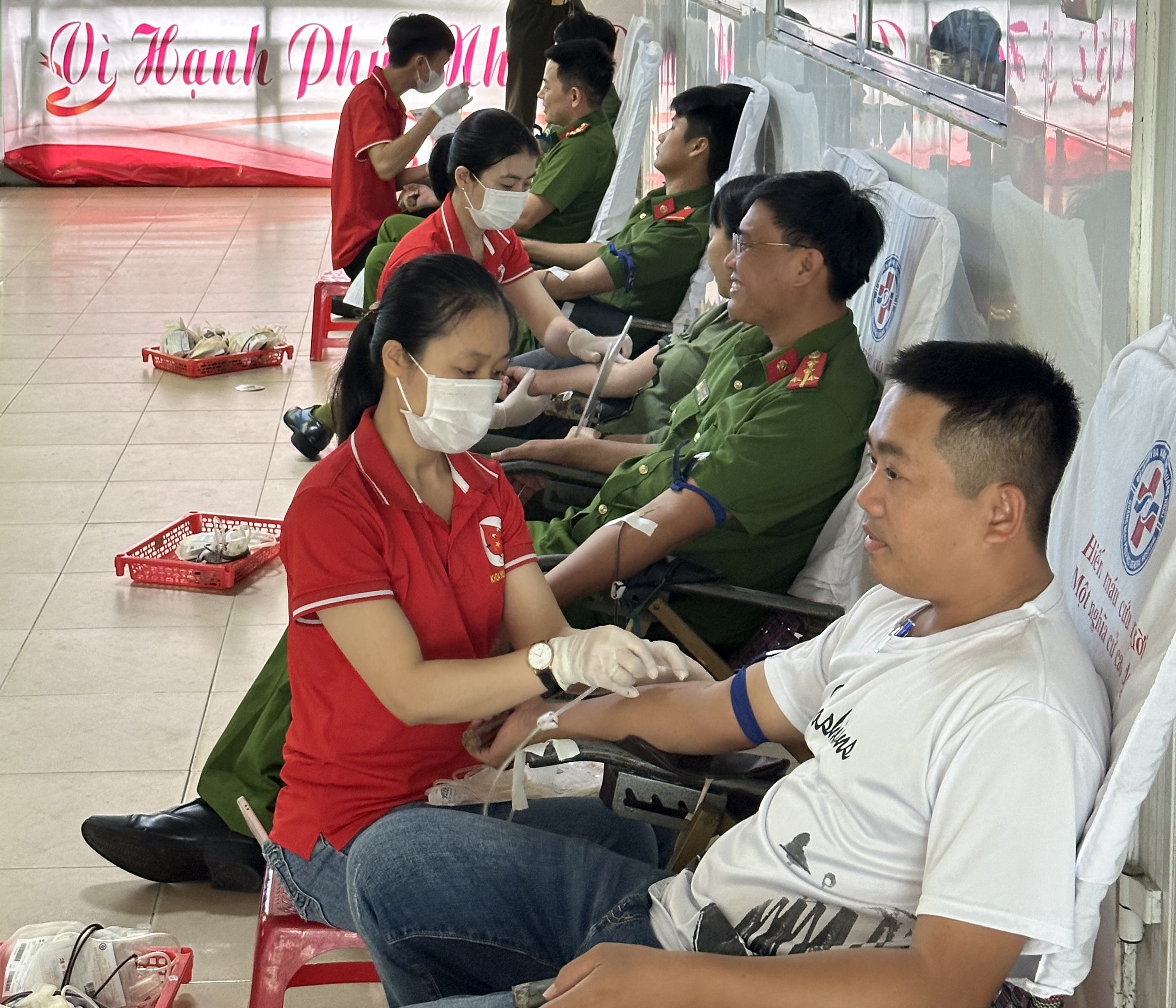 Hơn 200 cán bộ, chiến sĩ Công an tham gia hiến máu tình nguyện
