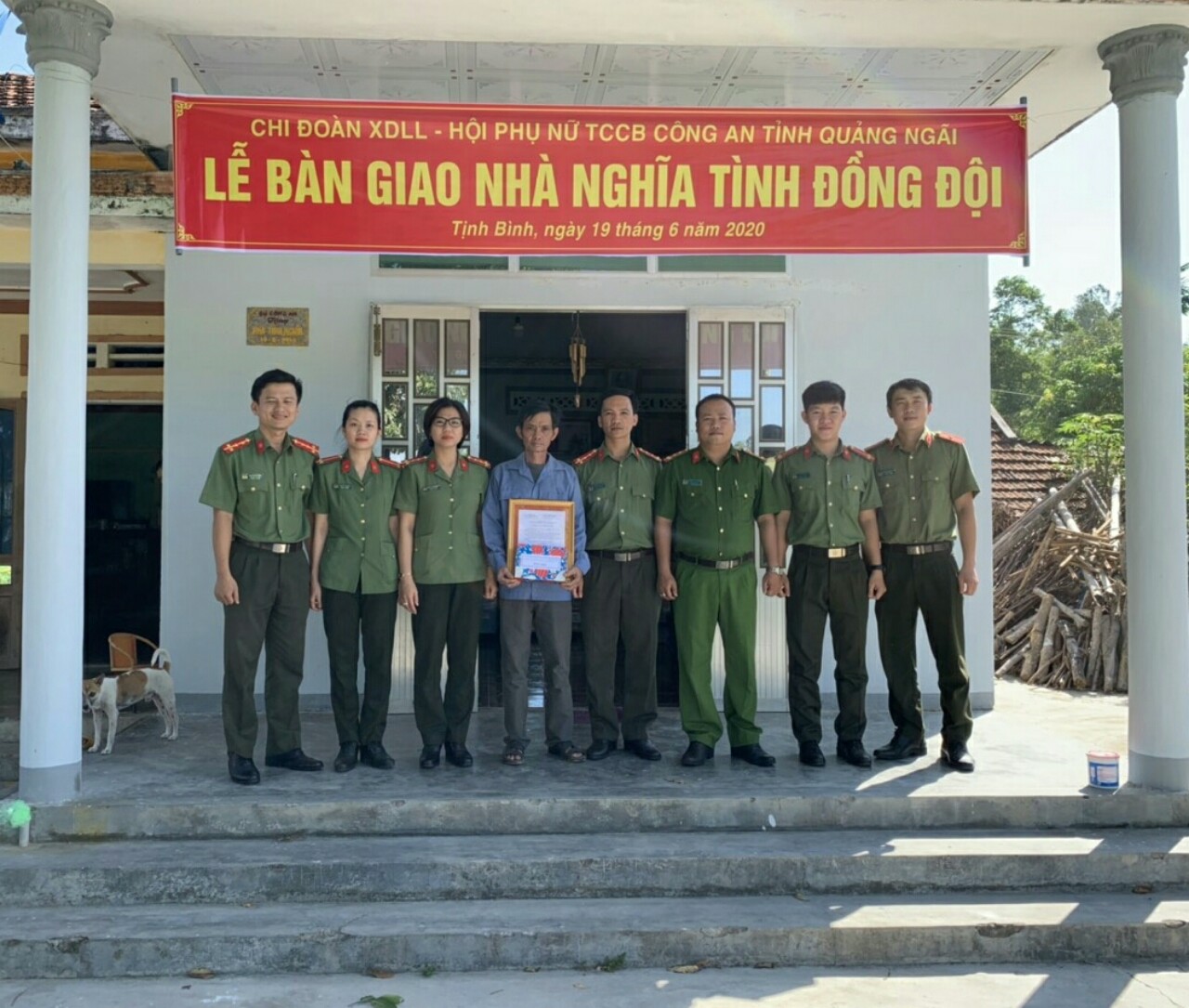 ​Chi đoàn Xây dựng lực lượng và Hội Phụ nữ Phòng Tổ chức cán bộ Công an tỉnh tặng nhà nghĩa tình đồng đội