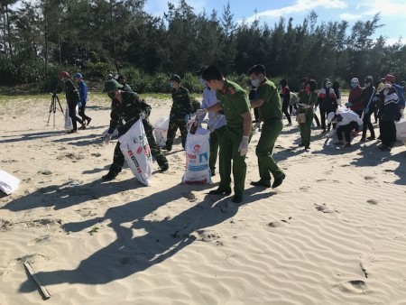 ​Tuổi trẻ Cảnh sát nhân dân 1, Công an tỉnh chung tay làm sạch môi trường biển hưởng ứng Ngày Môi trường thế giới (05/6), tuần lễ biển, hải đảo và tháng hành động phòng chống ma tuý năm 2020