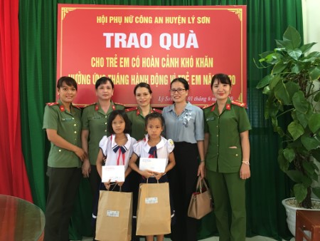 ​Hội Phụ nữ Công an huyện Lý Sơn tổ chức thăm, tặng quà cho trẻ em trên địa bàn huyện nhân tháng hành động vì trẻ em