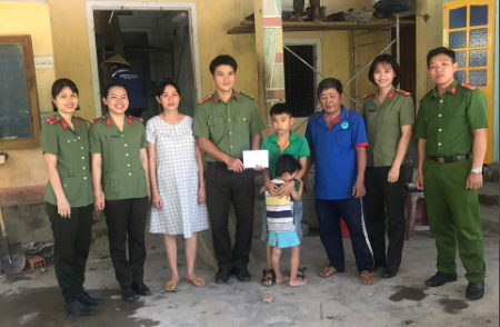 ​Đoàn Thanh niên Công an huyện Nghĩa Hành tổ chức thăm, tặng quà trẻ em có hoàn cảnh khó khăn nhân dịp Quốc tế thiếu nhi