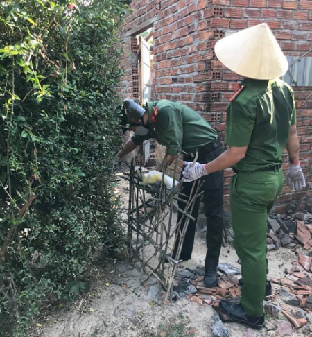 ​Đoàn Thanh niên Công an huyện Nghĩa Hành tổ chức sửa chữa nhà ở cho người dân có hoàn cảnh khó khăn