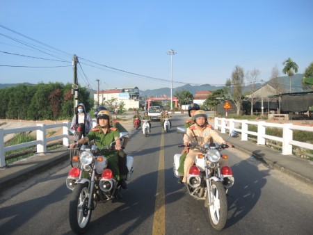 ​Công an huyện Minh Long: Ra quân tổng kiểm soát phương tiện giao thông cơ giới đường bộ