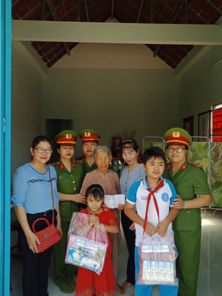​Những hoạt động hưởng ứng nhân kỷ niệm 130 năm Ngày sinh Chủ tịch Hồ Chí Minh của Chi hội Phụ nữ Cảnh sát nhân dân II