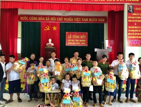 Công an huyện Sơn Tịnh: Sẻ chia cùng trẻ em có hoàn cảnh khó khăn, thiểu năng trí tuệ