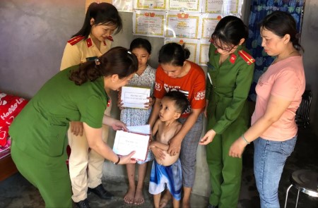 Hội phụ nữ Công an huyện Sơn Tịnh hưởng ứng tháng hành động vì trẻ em
