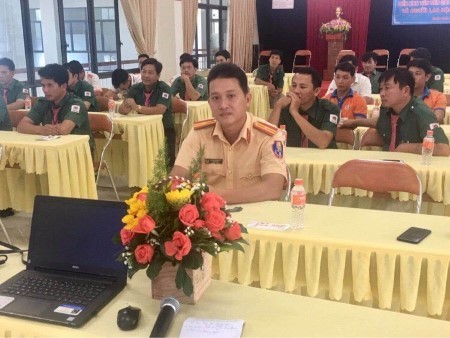 Phòng Cảnh sát giao thông Công an tỉnh Quảng Ngãi tuyên truyền pháp luật về TTATGT cho đội ngũ lái xe