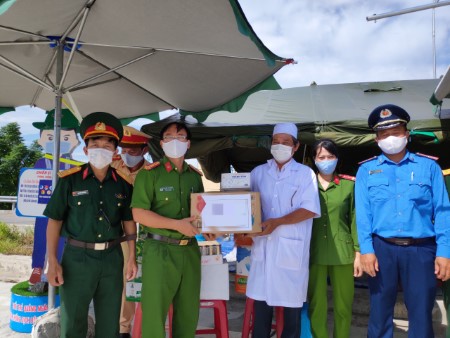 Sơn Tịnh: Lãnh đạo Công an huyện thăm, tặng quà tại Chốt kiểm tra y tế