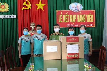 Công an huyện Nghĩa Hành tiếp nhận 3.000 khẩu trang y tế do 03 đơn vị mạnh thường quân hỗ trợ