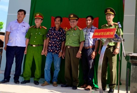 Công an tỉnh Quảng Ngãi trao tặng nhà nghĩa tình đồng đội cho gia đình chính sách Công an nhân dân