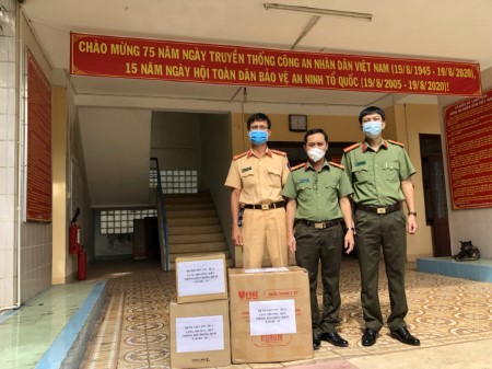Công an huyện Bình Sơn tiếp nhận 2.500 khẩu trang và thiết bị y tế phòng, chống dịch Covid-19 do Bệnh viện 199 Bộ Công an hỗ trợ