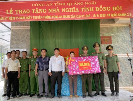 Công an tỉnh Quảng Ngãi trao tặng nhà nghĩa tình đồng đội cho cán bộ, chiến sĩ có hoàn cảnh đặc biệt khó khăn