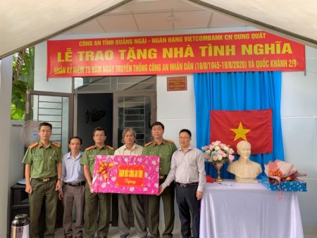 Công an tỉnh Quảng Ngãi phối hợp Ngân hàng Vietcombank chi nhánh Dung Quất tặng nhà tình nghĩa cho cán bộ Công an hưu trí