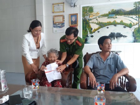 Đoàn thanh niên - Hội phụ nữ Công an huyện Bình Sơn thăm tặng quà cho các Mẹ Việt Nam anh hùng