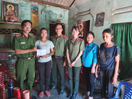 Đoàn thanh niên Công an huyện Bình Sơn thăm hỏi động viên và tặng quà học sinh nghèo vượt khó học giỏi