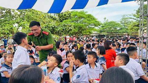 Công an xã Tịnh Ấn Đông tích cực tuyên truyền, giáo dục pháp luật trong học sinh