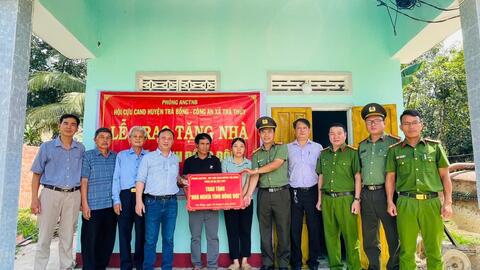 Phòng An ninh chính trị nội bộ phối hợp với Hội cựu Công an nhân dân huyện Trà Bồng và Công an xã Trà Thủy trao tặng nhà “Nghĩa tình đồng đội”