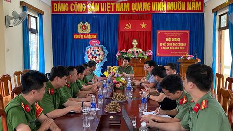 Lãnh đạo Công an tỉnh thăm, làm việc với cán bộ, chiến sĩ Công an xã Đăk Rve