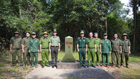 Đại tá Võ Văn Dương, Phó Giám đốc Công an tỉnh thăm, làm việc với Công an các xã biên giới Ia Tơi và Ia Đal