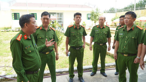 Đại tá Lê Xuân Hưng – Phó Giám đốc Công an tỉnh làm việc tại Trại tạm giam Số 2