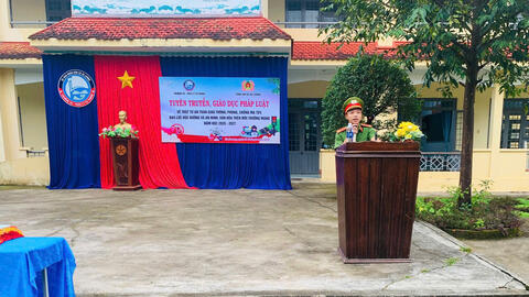 Công an xã Sa Loong tuyên truyền, phổ biến pháp luật cho học sinh