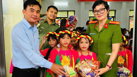Ban Thanh niên Công an tỉnh Quảng Ngãi mang “Ấm áp mùa trăng rằm” đến vùng cao Thanh Bồng