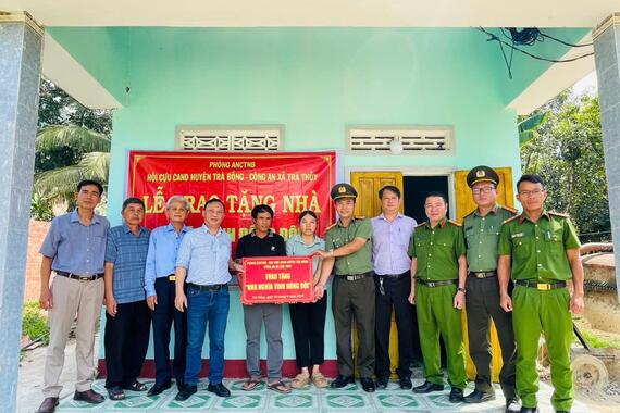 Phòng An ninh chính trị nội bộ phối hợp với Hội cựu Công an nhân dân huyện Trà Bồng và Công an xã Trà Thủy trao tặng nhà “Nghĩa tình đồng đội”