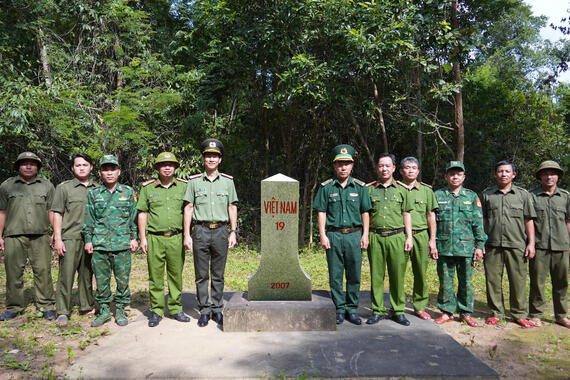 Đại tá Võ Văn Dương, Phó Giám đốc Công an tỉnh thăm, làm việc với Công an các xã biên giới Ia Tơi và Ia Đal