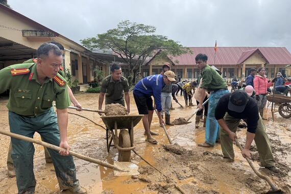 Công an xã Đăk Plô kịp thời sơ tán học sinh, chung tay khắc phục hậu quả lũ quét tại trường Tiểu học và Trung học cơ sở Đăk Man