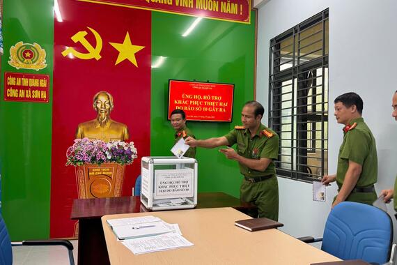 Công an xã Sơn Hạ chia sẻ khó khăn cùng đồng bào bị thiệt hại do bão lũ