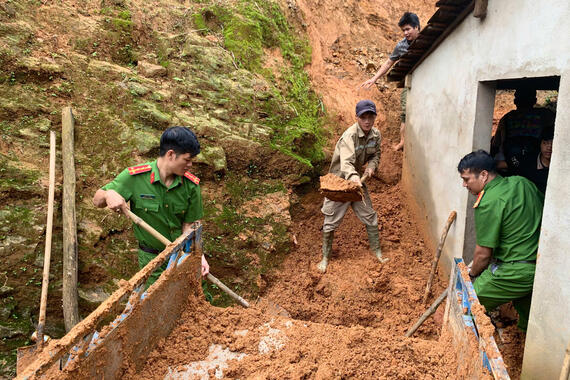 Công an xã Thanh Bồng giúp người dân khắc phục sạt lở sau mưa lũ